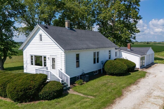 Building Photo - 3 Bedroom, 1 Bathroom Rural Home for Rent – Farmer City, IL
