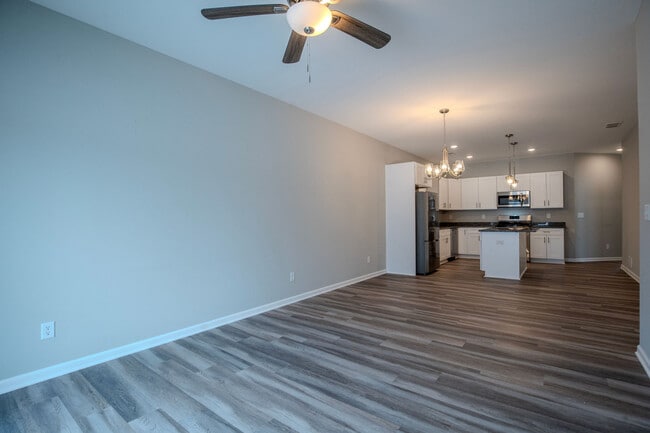 Building Photo - 344 E Stratford Ave