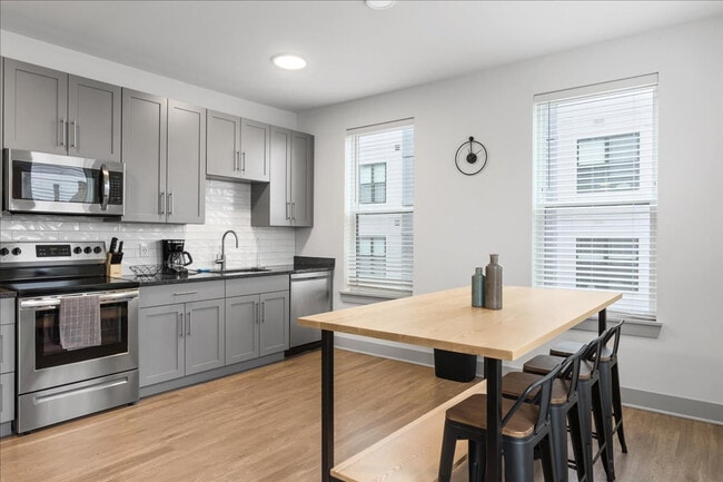 Building Photo - 2039 Woodburn Ave