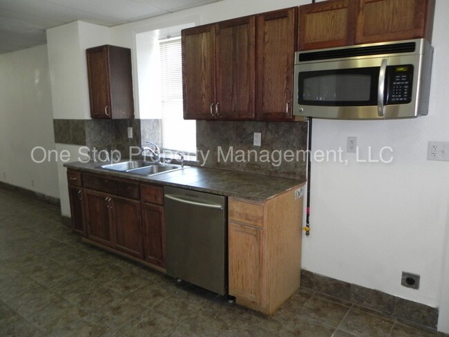 Building Photo - 2304 Englewood Ct