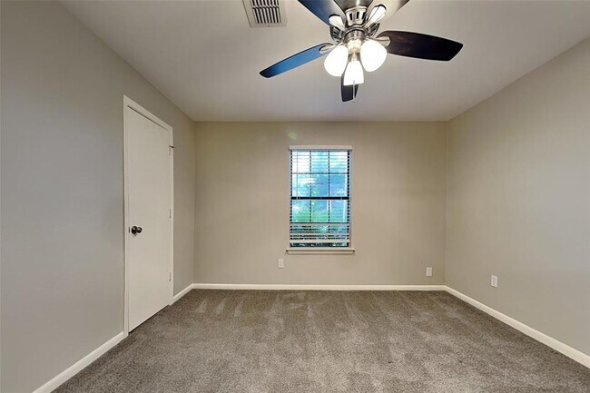 Building Photo - 2318 Turtle Creek Dr