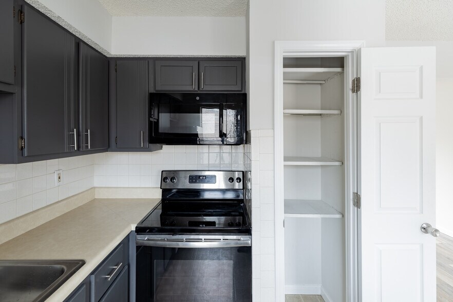 Building Photo - 2282 Highland Hill Dr