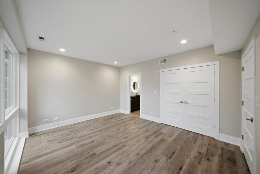 Building Photo - 308 W Evergreen Ave