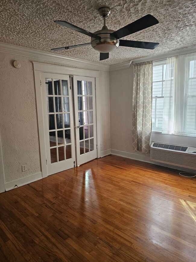 Building Photo - Uptown 1 Bedroom, 1 Bath, Swimming Pool, 1 block from St. Charles