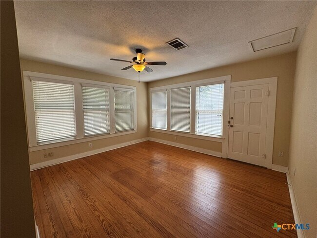 Building Photo - 435 N Milam St