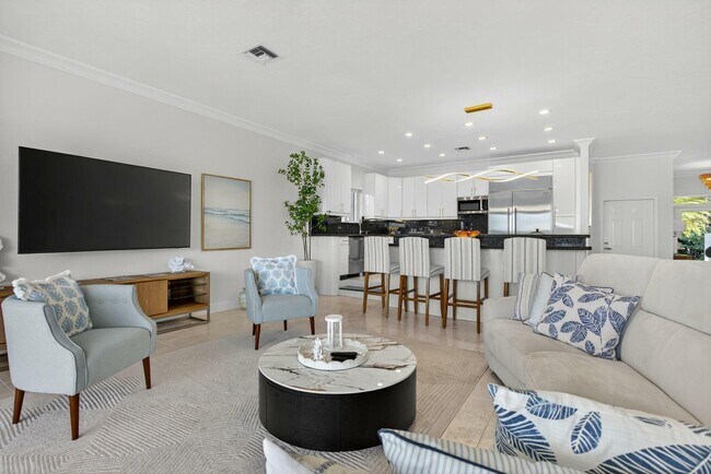 Building Photo - 513 S Riverside Dr