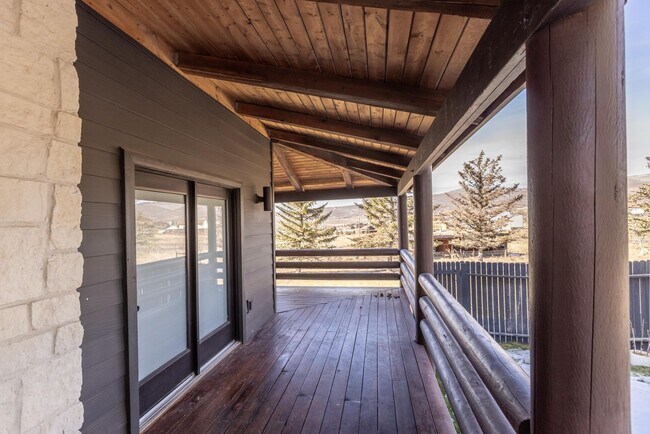 Building Photo - SILVER CREEK HORSE PROPERTY