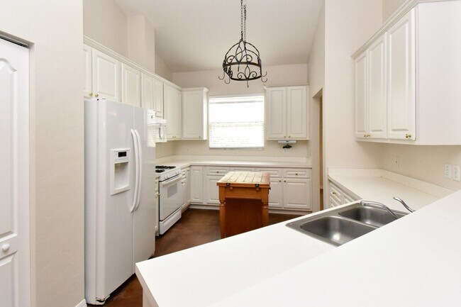 Building Photo - 8209 SW 52 Ln