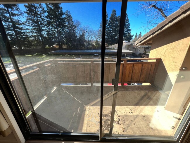 Building Photo - Great location close to shopping and trans...