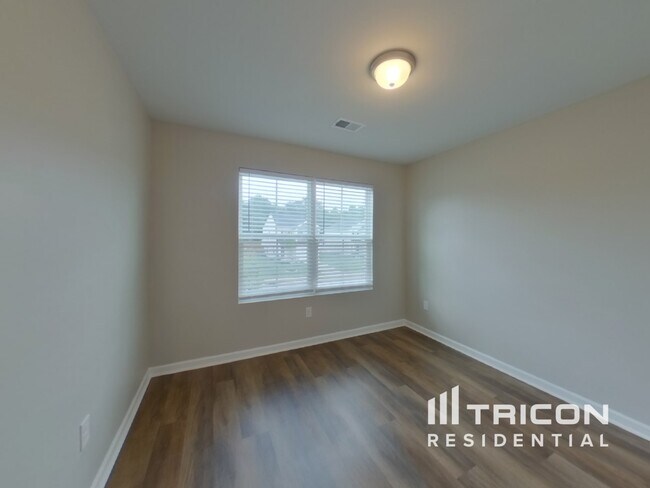 Building Photo - 1261 Paramount Dr