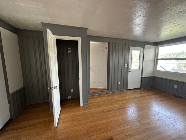 Building Photo - Beautiful 2Bed & 1Bath ON THE WATER in St....