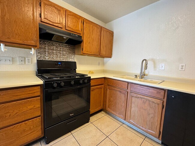 Building Photo - 3BR Duplex with gated yard and Garage