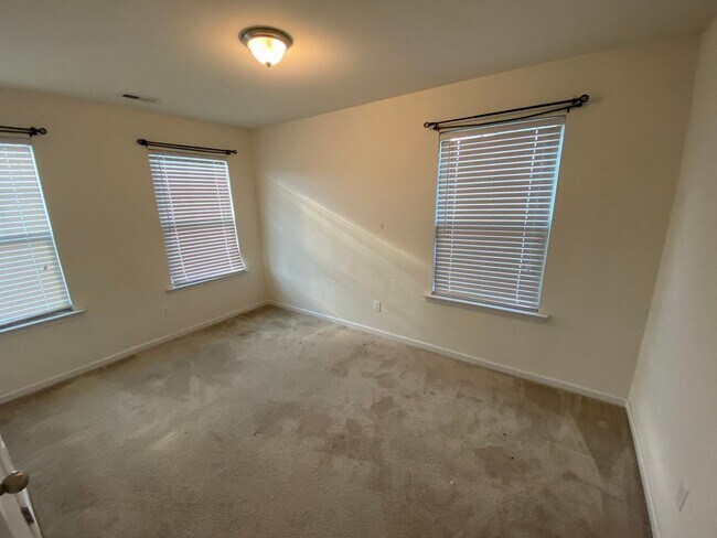 Building Photo - Room in 4 Bedroom Home at Bluegrove Rd