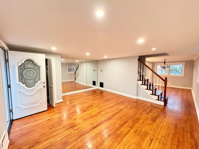 Building Photo - Spacious Townhome with Updated Kitchen & P...