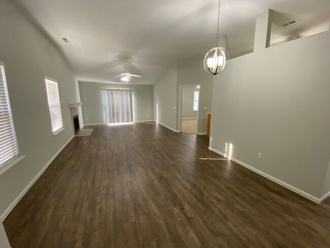 Building Photo - Great Location! 2 Bed 2 Bath 2 car garage.