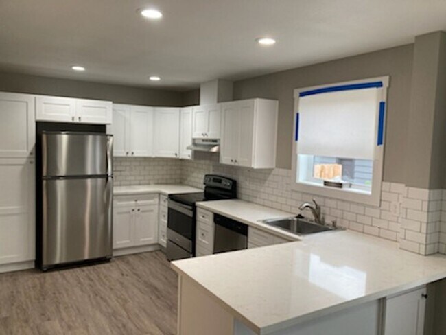 Building Photo - 3-bedroom 2.5 bath duplex