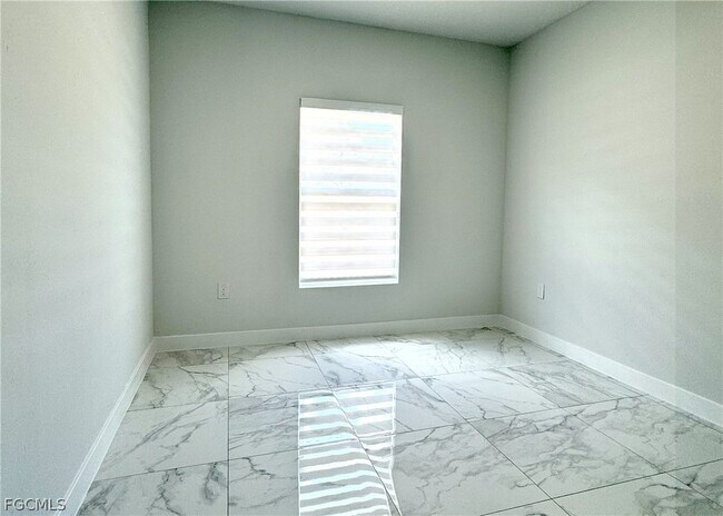 Building Photo - 825 Porter St E