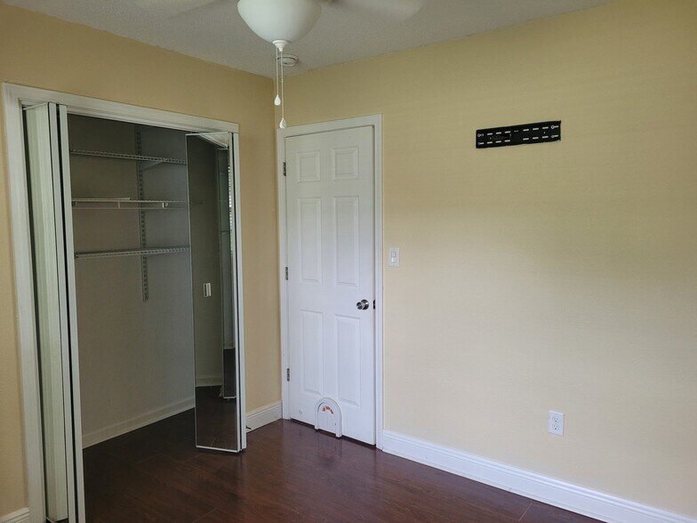Building Photo - 632 Mayflower Ave