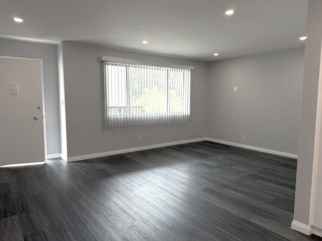 Building Photo - 525 Fischer, 1