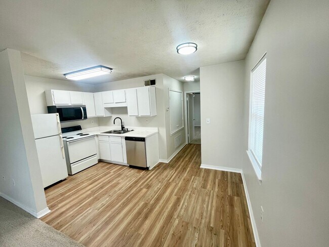 Building Photo - 585 Dexter Dr