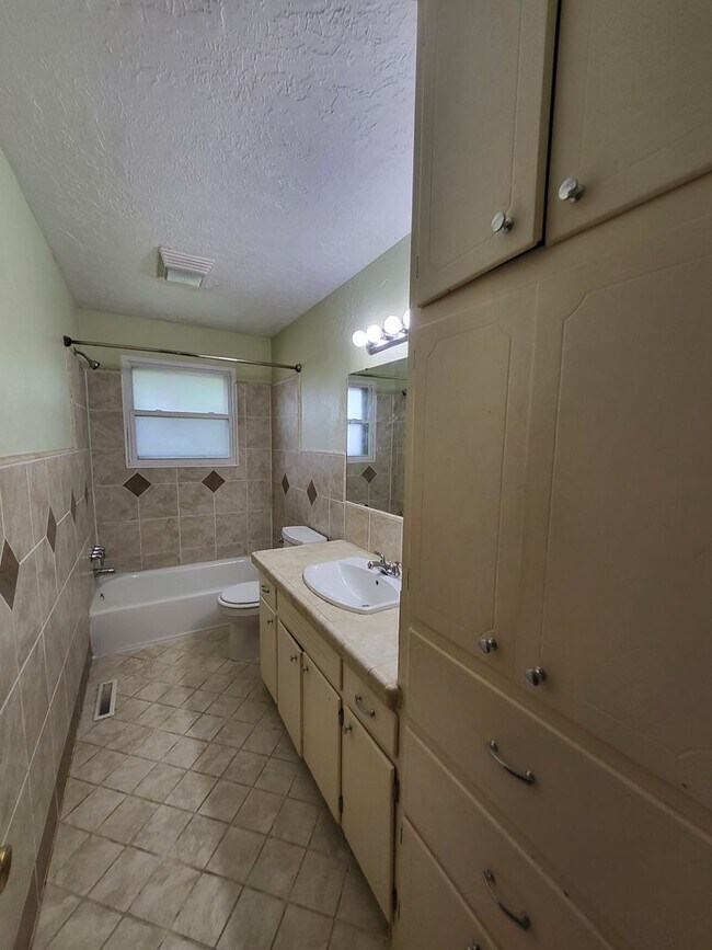 Building Photo - (3) Bed/(2) Bath in Core Norman!