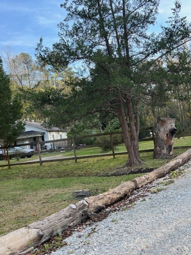 Building Photo - 3 Bedroom 3 Full Bath on 2 Acres
