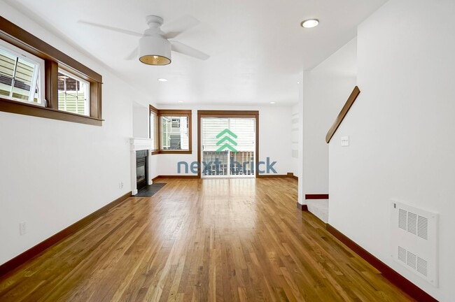 Building Photo - 3 BED & 3 BATH TOWNHOME FOR RENT