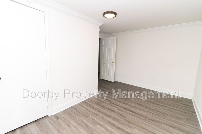 Building Photo - 921 East Ave