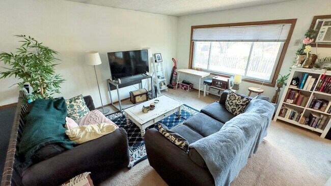 Building Photo - 3 Bed 1 Bath Apartment - Be Close To Everything!.