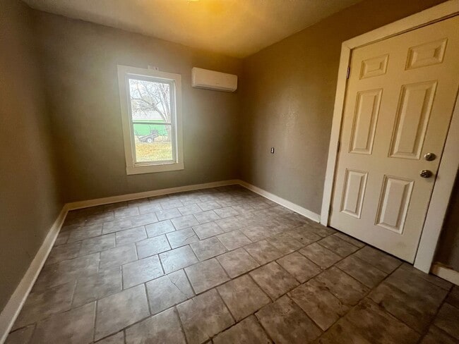 Building Photo - 3 Bedroom in Slaton