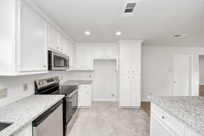 Building Photo - 9615 Meadowvale Dr