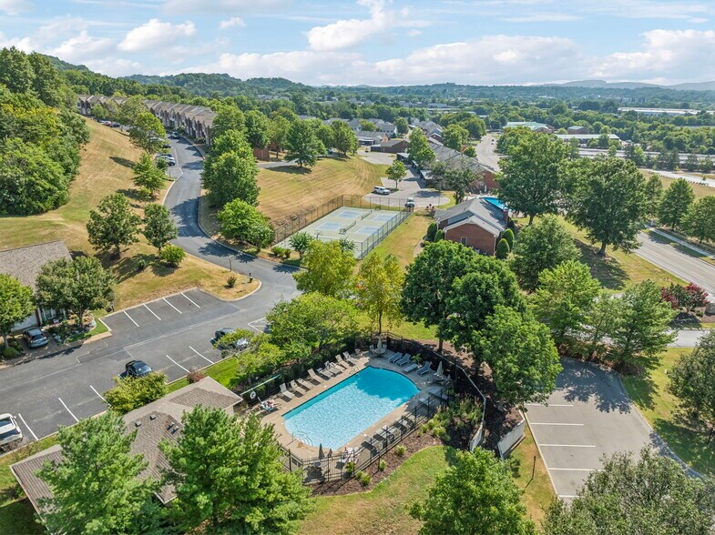 Building Photo - 1614 Brentwood Pointe
