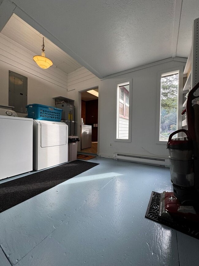 Building Photo - YOUR PACIFIC NORTHWEST RETREAT AWAITS! AV CHARGING STATION, GORGEOUS VIEWS, PRIVACY AND MORE!