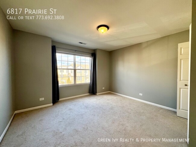 Building Photo - Multi-level, Modern Townhome on a Quiet St...