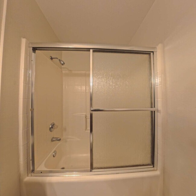 Building Photo - 3 Bedroom | 2nd Floor | Laminate Floors | Gated Community