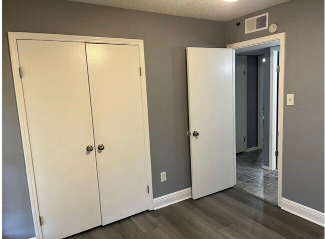 Building Photo - 3273 Ridgemont Ave