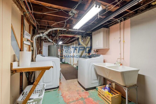 Building Photo - 8 Windsor Dr