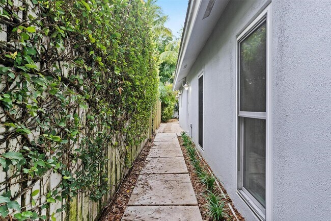 Building Photo - 2558 Trapp Ave