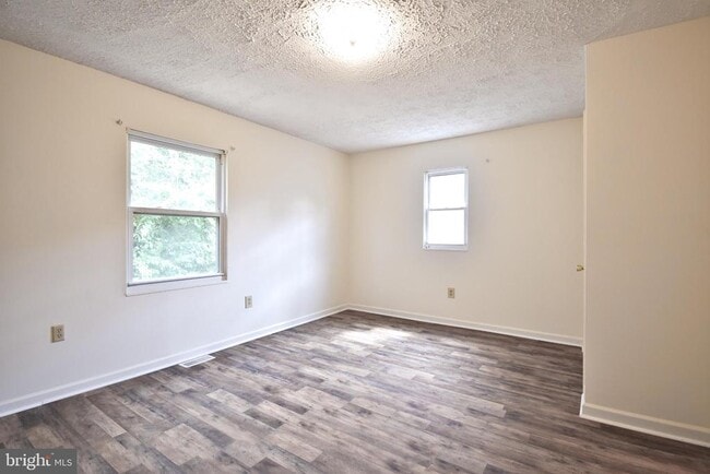 Building Photo - 709 3rd St