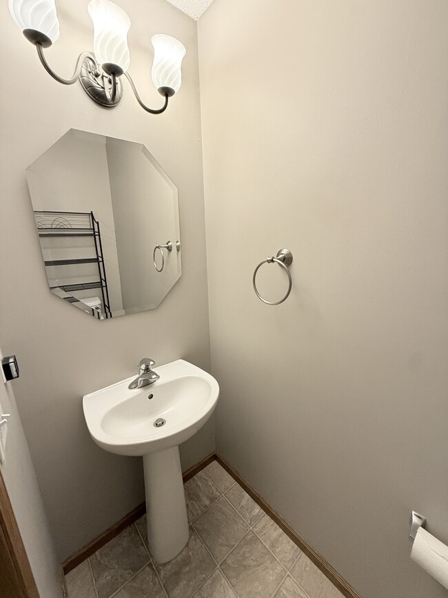 Building Photo - 10515 Pond Curve