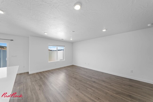 Building Photo - Beautiful 3 Bed Townhome with Amazing Amenities! 6 Month Lease