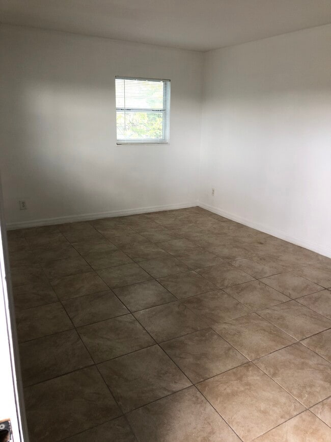Building Photo - 909 E Lotus Ave