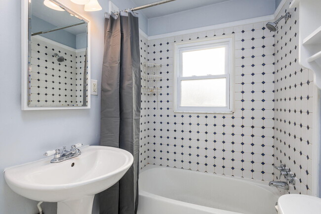 Building Photo - 1608 Whitcomb Ave