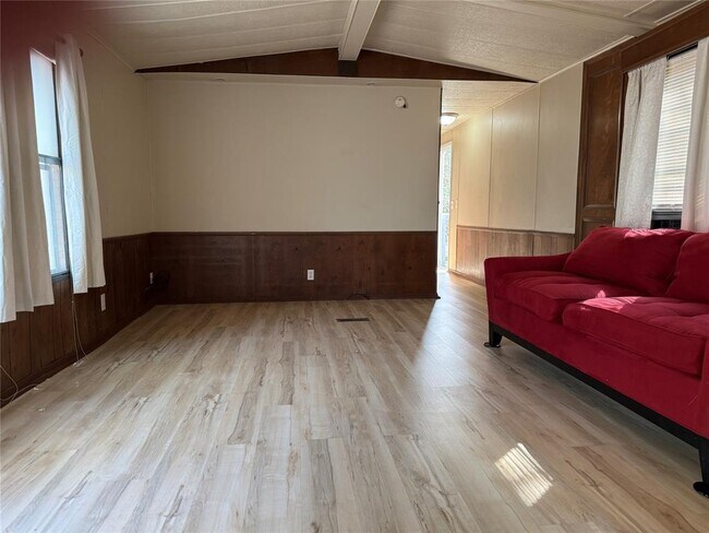 Building Photo - 374 Plum St