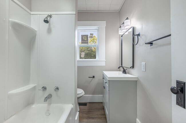 Building Photo - Welcome to this charming 3-bedroom, 1-bath...