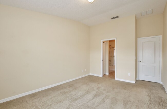 Building Photo - Cozy 2/2.5 Spacious Townhome with a Covere...