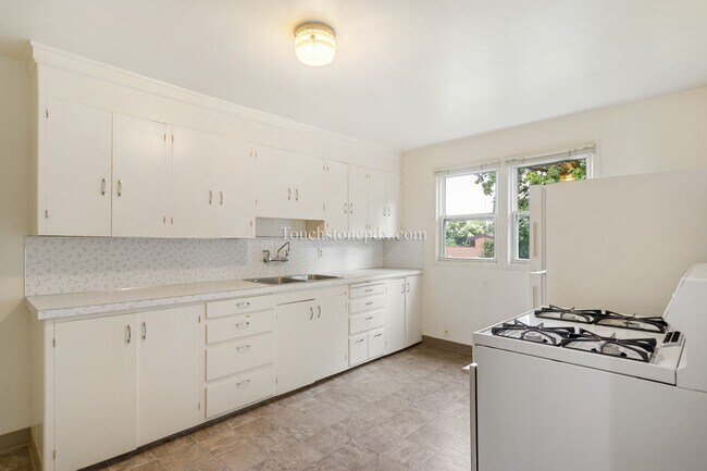 Building Photo - Welcoming 1 BD | 1 BA Conveniently Located...