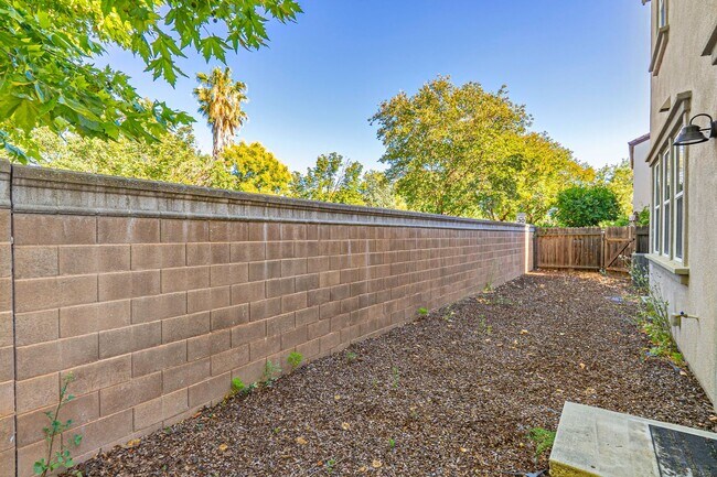Building Photo - Impeccable 3 bedroom house in Davis Mace Ranch