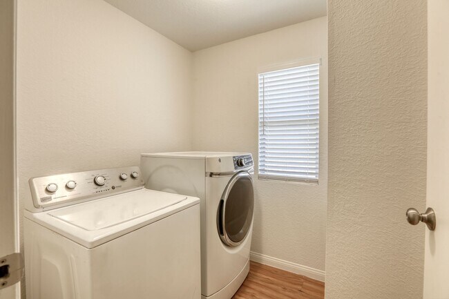 Building Photo - Beautiful 4 bedroom POOL home close to Nellis AFB!