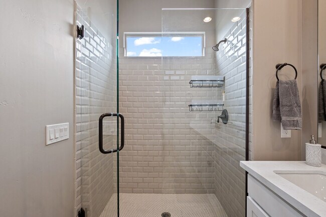 Building Photo - 1913 E Rosemary Dr